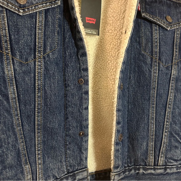 NWT LEVI’S EX-BOYFRIEND SHERPA TRUCKER JACKET | Size S - Picture 4 of 9